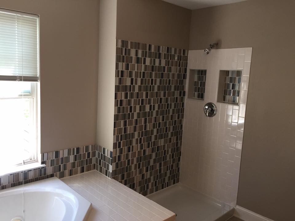 Пример оригинального дизайна: главная ванная комната среднего размера в стиле неоклассика (современная классика) с ванной в нише, угловым душем, черной плиткой, коричневой плиткой, белой плиткой, плиткой из листового стекла, коричневыми стенами, полом из керамогранита, коричневым полом и душем с распашными дверями