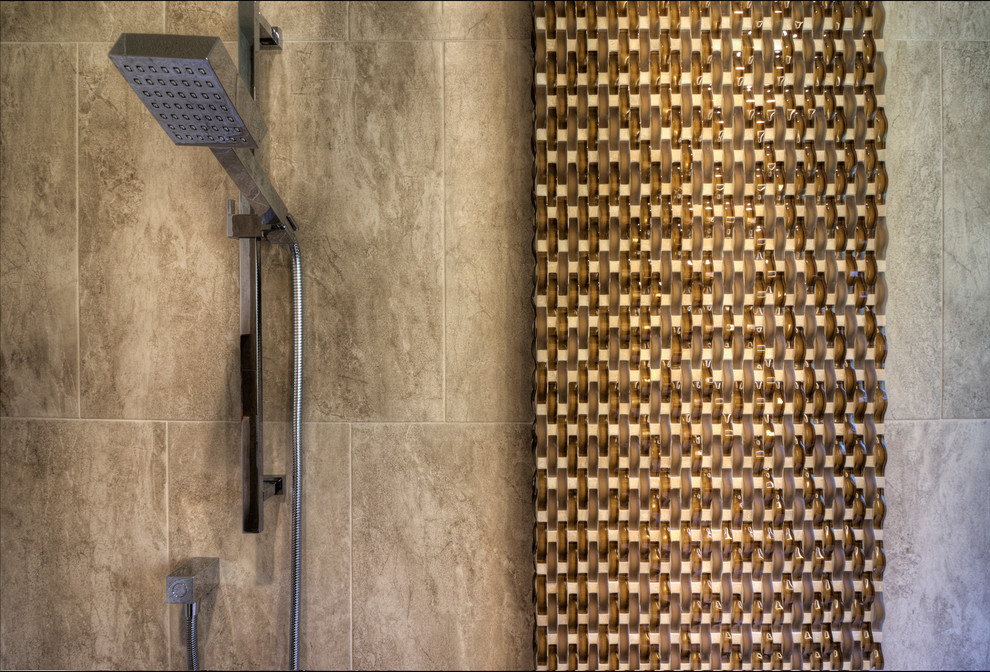 Идея дизайна: огромная главная ванная комната в современном стиле с фасадами с выступающей филенкой, коричневыми фасадами, японской ванной, душем над ванной, раздельным унитазом, бежевой плиткой, плиткой из травертина, бежевыми стенами, полом из травертина, настольной раковиной, столешницей из гранита, бежевым полом, душем с распашными дверями и коричневой столешницей