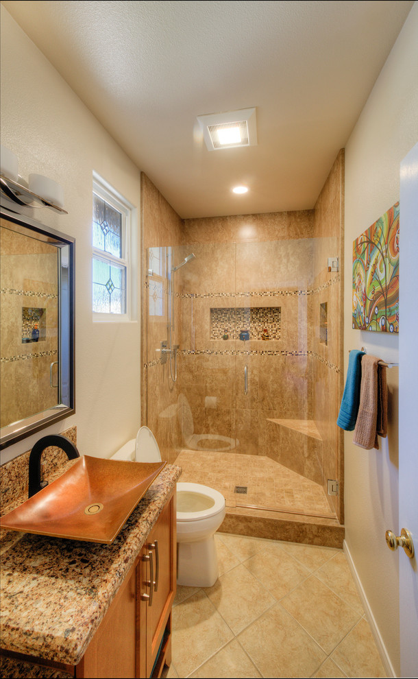 Idéer för att renovera ett mellanstort funkis brun brunt badrum med dusch, med luckor med infälld panel, bruna skåp, en hörndusch, en toalettstol med separat cisternkåpa, beige kakel, keramikplattor, beige väggar, travertin golv, ett fristående handfat, granitbänkskiva, brunt golv och dusch med gångjärnsdörr