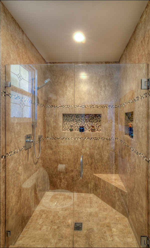 Cette photo montre une salle d'eau tendance de taille moyenne avec un placard avec porte à panneau encastré, des portes de placard marrons, une douche d'angle, WC séparés, un carrelage beige, des carreaux de céramique, un mur beige, un sol en travertin, une vasque, un plan de toilette en granite, un sol marron, une cabine de douche à porte battante et un plan de toilette marron.