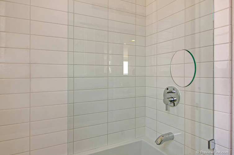 Стильный дизайн: ванная комната среднего размера в современном стиле с консольной раковиной, светлыми деревянными фасадами, столешницей из бетона, ванной в нише, душем над ванной, белой плиткой, керамической плиткой, белыми стенами, полом из керамогранита и душевой кабиной - последний тренд