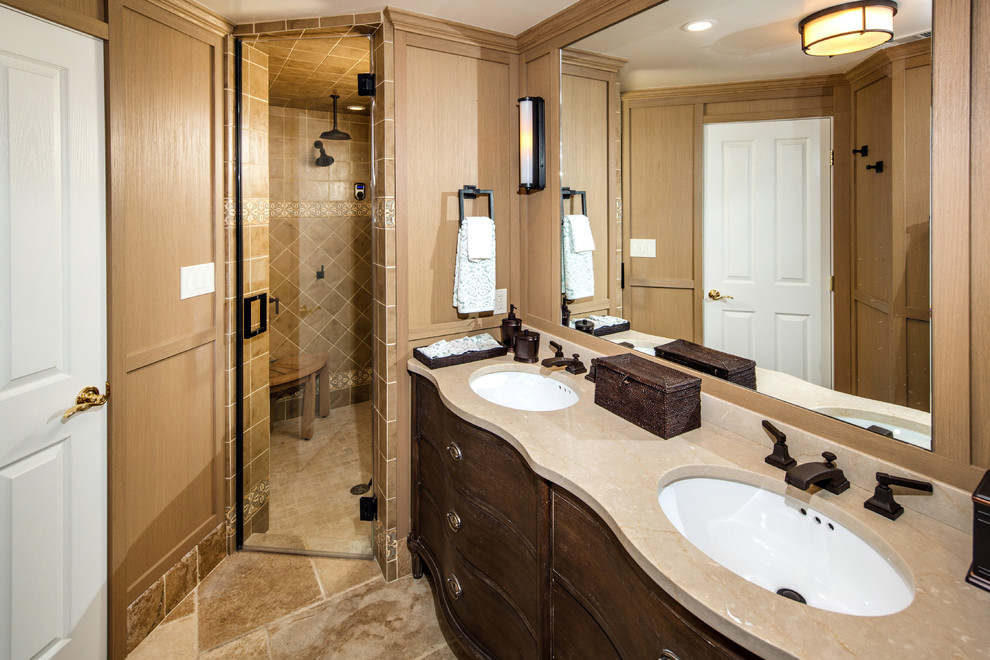 Idee per una stanza da bagno padronale classica di medie dimensioni con consolle stile comò, ante in legno bruno, top in marmo, piastrelle beige e piastrelle in pietra