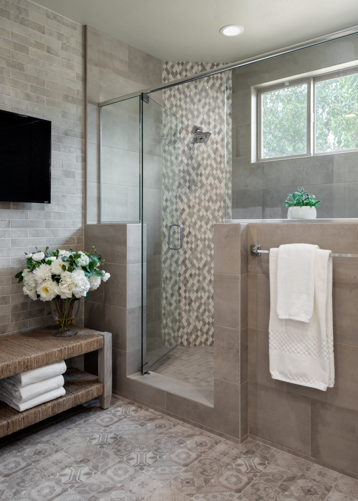 Источник вдохновения для домашнего уюта: большая главная ванная комната в классическом стиле с фасадами с выступающей филенкой, белыми фасадами, двойным душем, раздельным унитазом, разноцветной плиткой, керамической плиткой, бежевыми стенами, полом из мозаичной плитки, врезной раковиной, столешницей из искусственного кварца, разноцветным полом, душем с распашными дверями и бежевой столешницей
