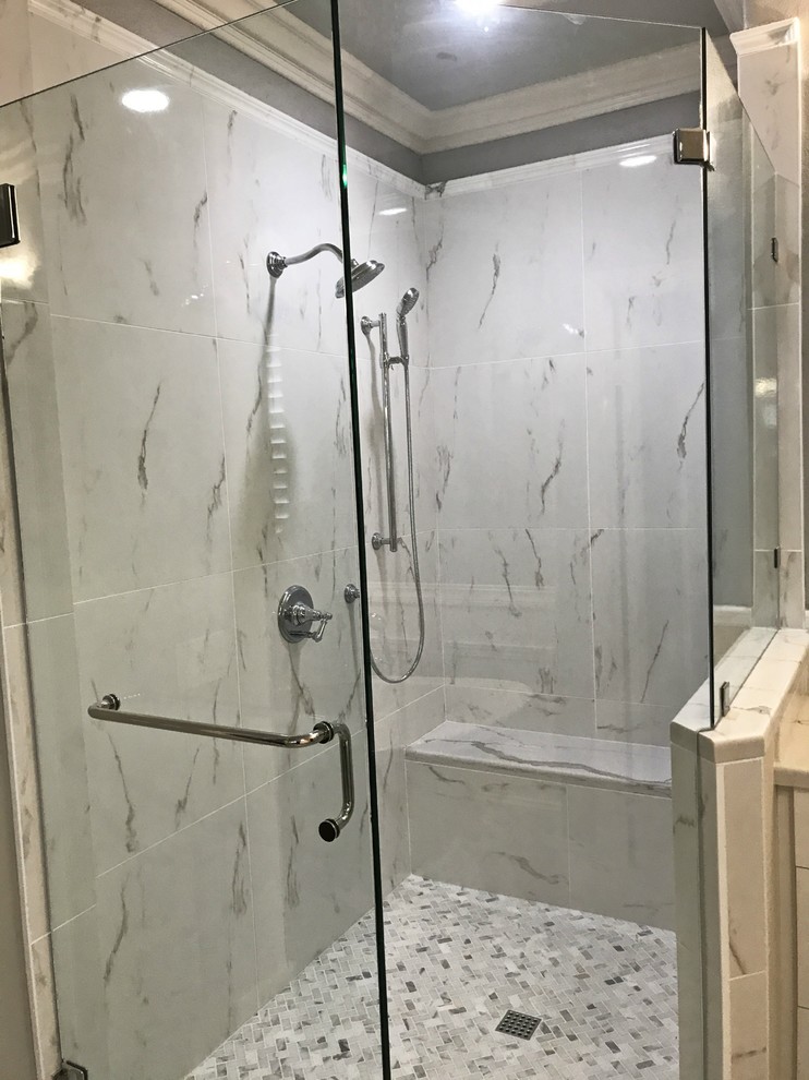 Idéer för ett klassiskt en-suite badrum, med vita skåp, en dusch i en alkov, grå kakel, vit kakel, marmorkakel, grå väggar och dusch med gångjärnsdörr