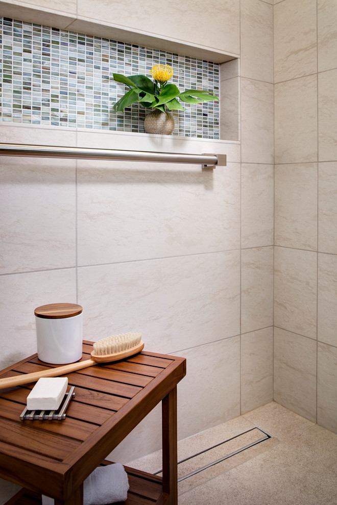 Exempel på ett litet modernt badrum, med skåp i shakerstil, skåp i mellenmörkt trä, en kantlös dusch, en vägghängd toalettstol, grön kakel, glaskakel, beige väggar, travertin golv, ett undermonterad handfat och granitbänkskiva