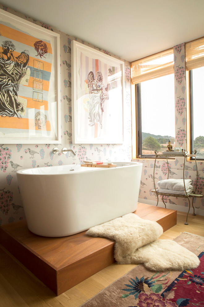 Inredning av ett shabby chic-inspirerat en-suite badrum, med ett fristående badkar och rosa väggar