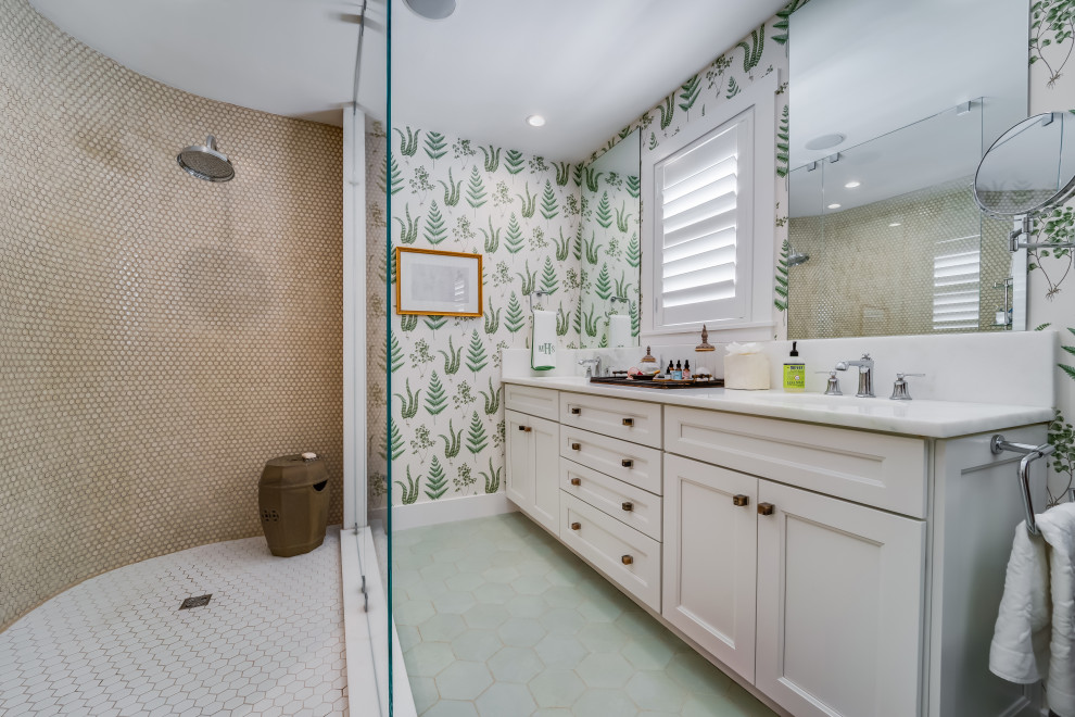 Inspiration för ett stort lantligt vit vitt en-suite badrum, med skåp i shakerstil, vita skåp, en öppen dusch, en toalettstol med separat cisternkåpa, beige kakel, keramikplattor, klinkergolv i keramik, ett undermonterad handfat, marmorbänkskiva och grönt golv