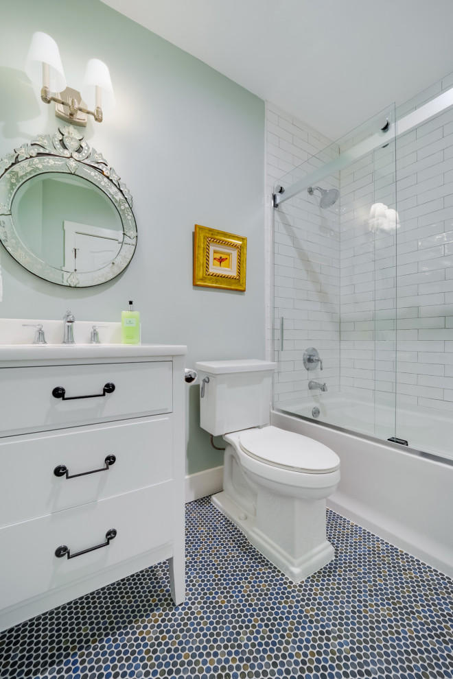 Cette image montre une salle de bain rustique de taille moyenne avec un placard à porte plane, des portes de placard blanches, une baignoire posée, WC séparés, un carrelage blanc, des carreaux de céramique, un mur vert, un sol en carrelage de céramique, un lavabo encastré, un plan de toilette en marbre, un sol multicolore, une cabine de douche à porte coulissante, un plan de toilette blanc, une niche, meuble simple vasque et meuble-lavabo sur pied.