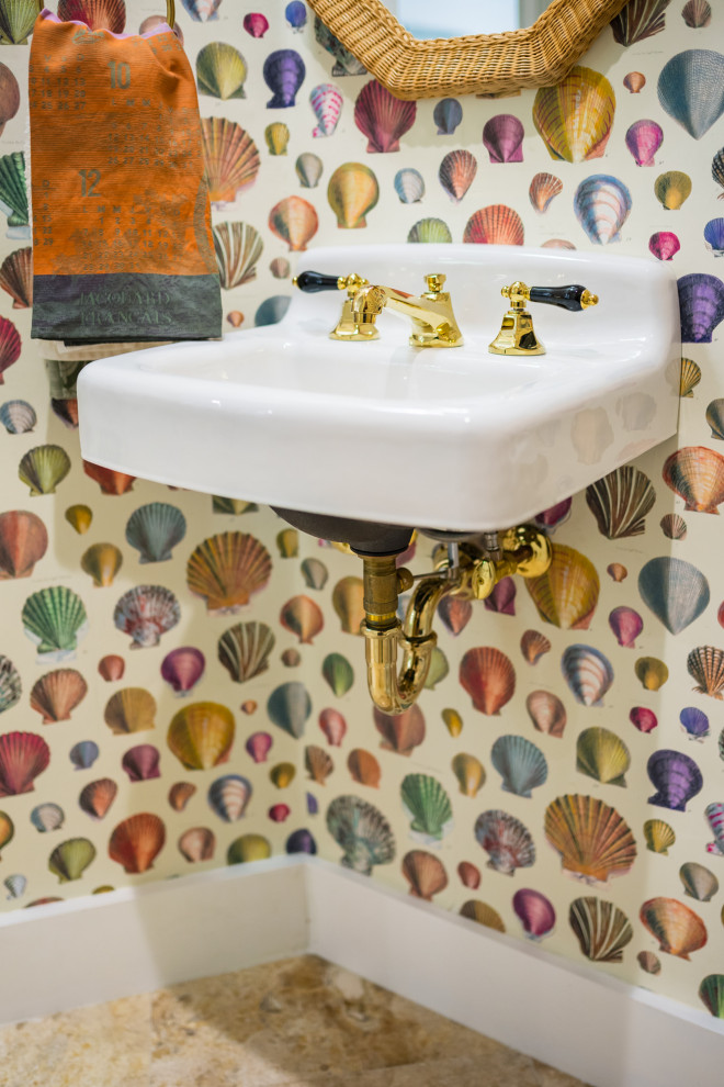 Imagen de cuarto de baño único y flotante de estilo de casa de campo pequeño con suelo de travertino, lavabo suspendido, suelo beige y papel pintado