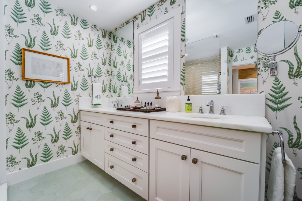 Idéer för stora lantliga vitt en-suite badrum, med skåp i shakerstil, vita skåp, en öppen dusch, en toalettstol med separat cisternkåpa, klinkergolv i keramik, ett undermonterad handfat, marmorbänkskiva, grönt golv och med dusch som är öppen