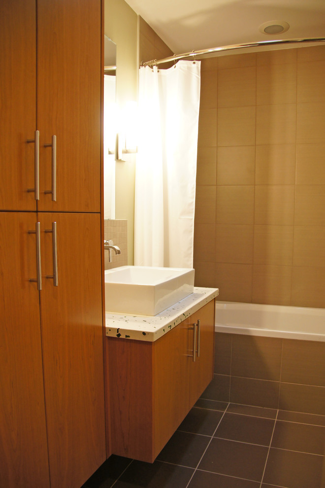 Aménagement d'une salle de bain contemporaine en bois brun de taille moyenne avec un placard à porte plane, une baignoire en alcôve, un combiné douche/baignoire, WC séparés, un carrelage marron, des carreaux de porcelaine, un mur marron, un sol en carrelage de porcelaine, un lavabo posé, un plan de toilette en terrazzo, un sol gris et une cabine de douche avec un rideau.
