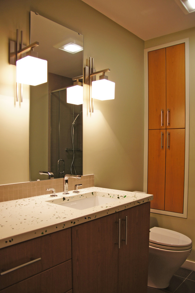 Idéer för ett mellanstort modernt badrum med dusch, med släta luckor, skåp i mellenmörkt trä, en toalettstol med separat cisternkåpa, brun kakel, glaskakel, bruna väggar, klinkergolv i porslin, ett undermonterad handfat, bänkskiva i terrazo och grått golv
