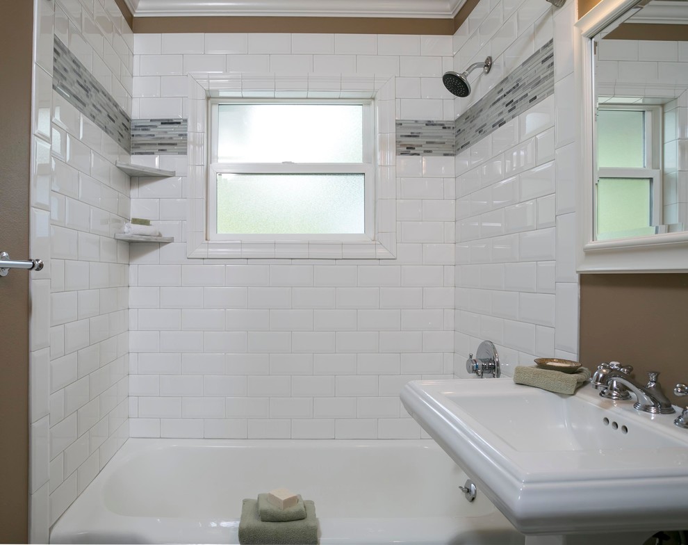 Kleines Modernes Kinderbad mit Sockelwaschbecken, Einbaubadewanne, Duschbadewanne, Wandtoilette mit Spülkasten, weißen Fliesen, Porzellanfliesen, brauner Wandfarbe und Mosaik-Bodenfliesen in Portland