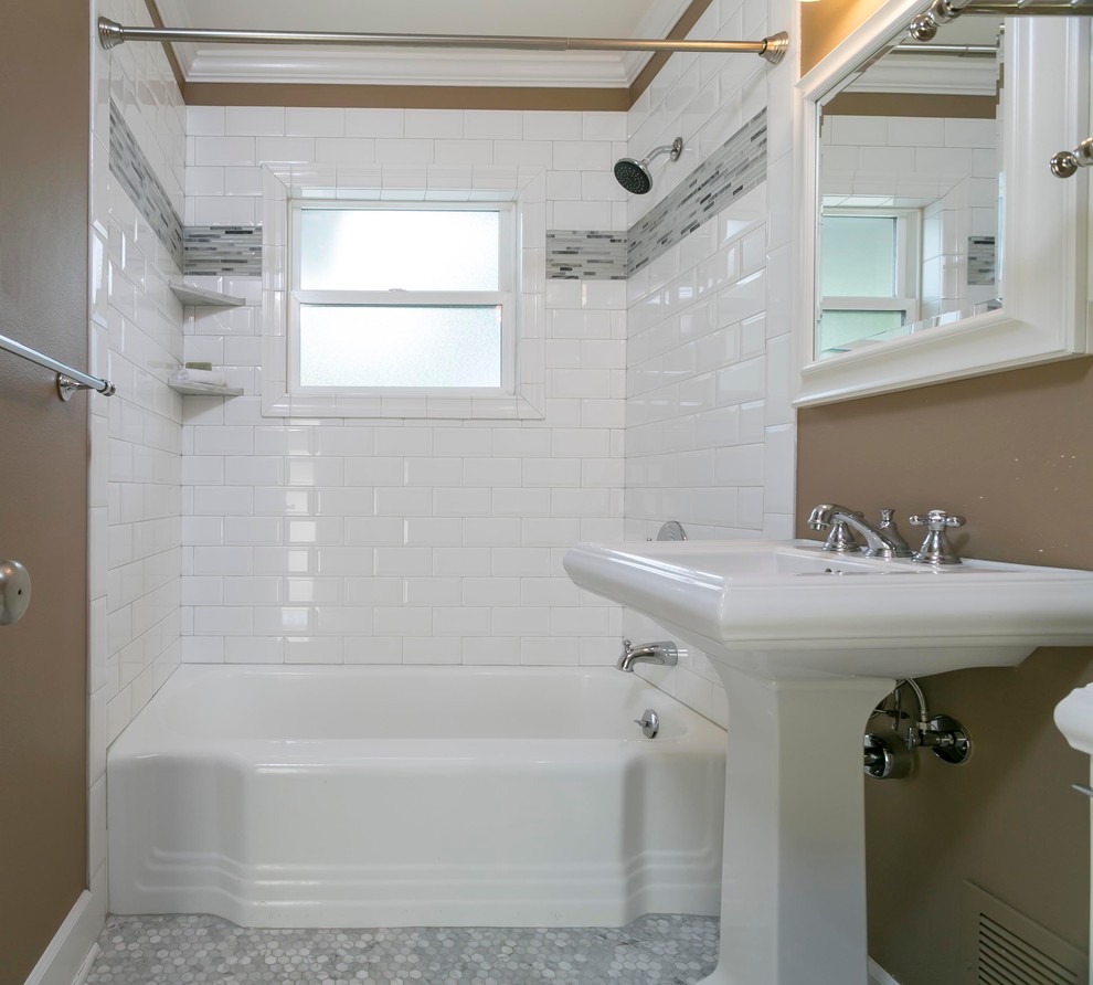 На фото: маленькая детская ванная комната в современном стиле с раковиной с пьедесталом, накладной ванной, душем над ванной, раздельным унитазом, белой плиткой, керамогранитной плиткой, коричневыми стенами и полом из мозаичной плитки для на участке и в саду с