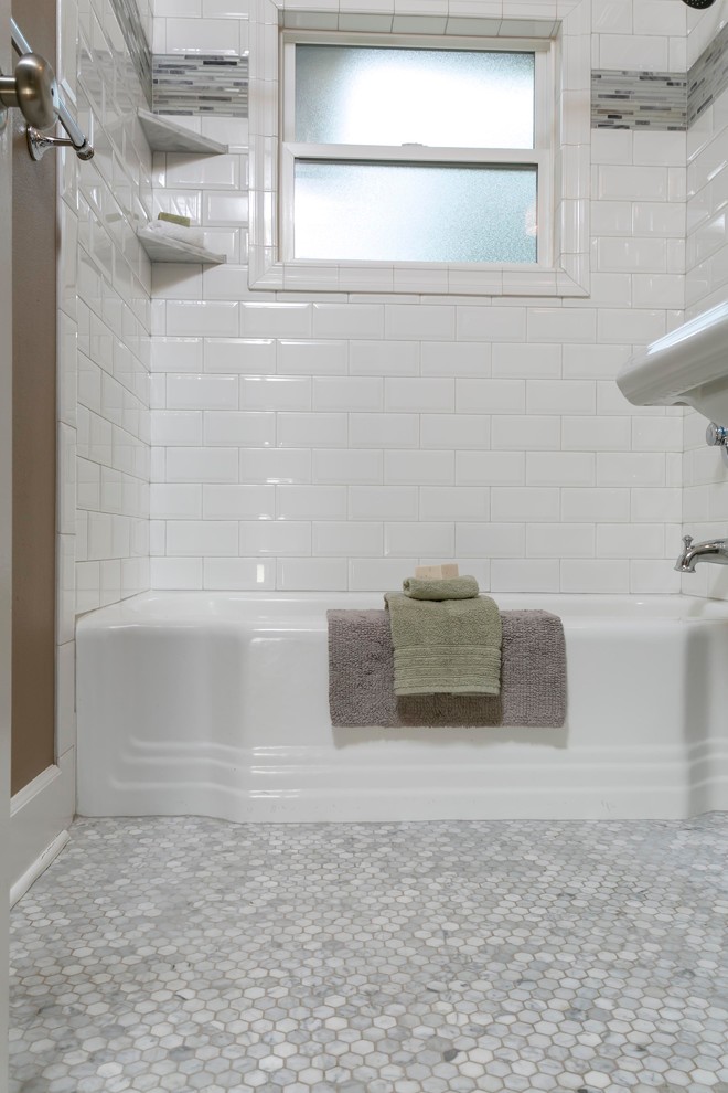 ポートランドにある小さなコンテンポラリースタイルのおしゃれな子供用バスルーム (ペデスタルシンク、ドロップイン型浴槽、シャワー付き浴槽	、分離型トイレ、白いタイル、磁器タイル、茶色い壁、モザイクタイル) の写真