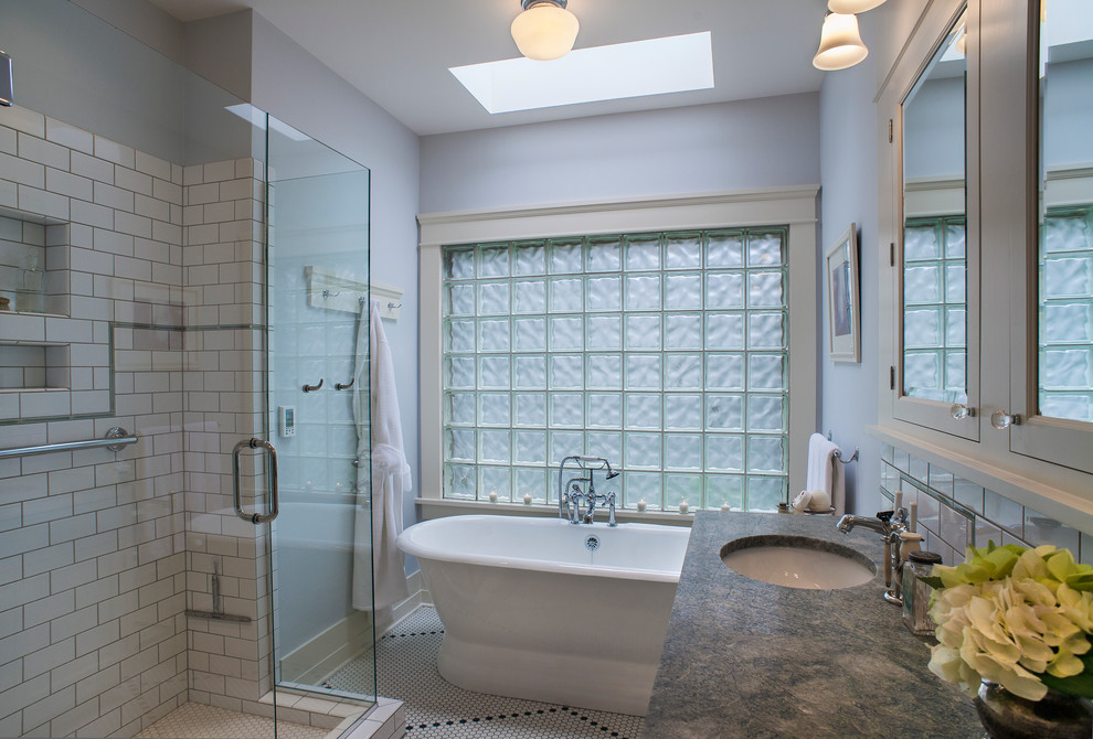 Foto på ett mellanstort vintage en-suite badrum, med ett undermonterad handfat, ett fristående badkar, vit kakel, tunnelbanekakel, skåp i shakerstil, vita skåp, granitbänkskiva, en dubbeldusch, grå väggar och mosaikgolv