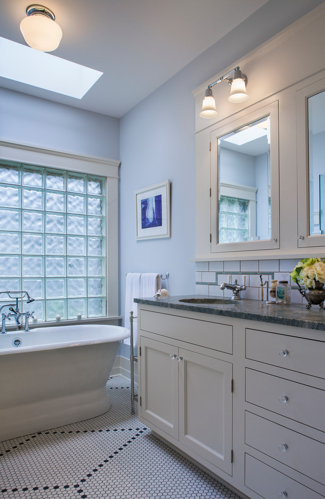 Idéer för mellanstora amerikanska en-suite badrum, med ett undermonterad handfat, skåp i shakerstil, vita skåp, granitbänkskiva, ett fristående badkar, en dubbeldusch, vit kakel, tunnelbanekakel, grå väggar och mosaikgolv