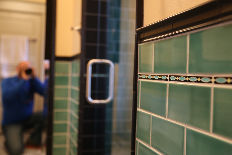 Стильный дизайн: главная ванная комната среднего размера в стиле кантри с фасадами с утопленной филенкой, серыми фасадами, зеленой плиткой, керамической плиткой, желтыми стенами, мраморным полом, мраморной столешницей и врезной раковиной - последний тренд