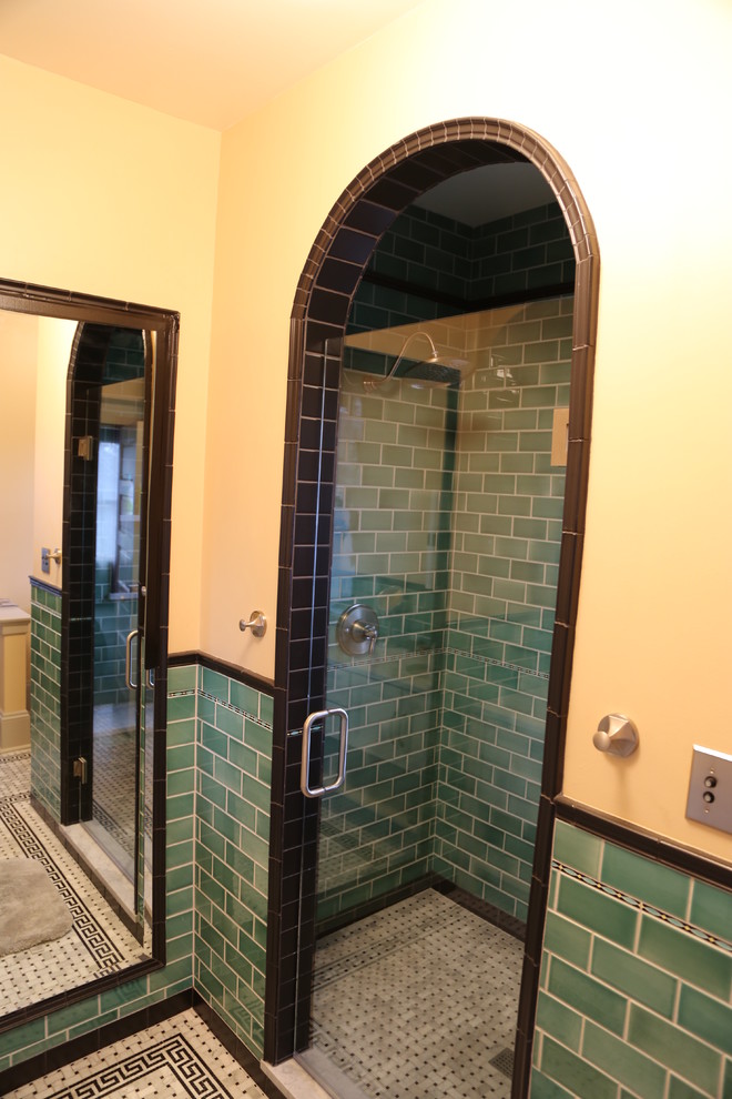 Cette image montre une salle de bain principale craftsman de taille moyenne avec un placard avec porte à panneau encastré, des portes de placard grises, un carrelage vert, des carreaux de céramique, un mur jaune, un sol en marbre, un plan de toilette en marbre et un lavabo encastré.