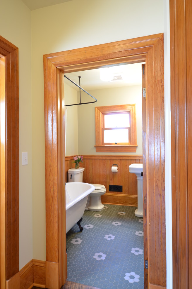 Cette image montre une petite salle de bain rustique avec un lavabo de ferme, une baignoire sur pieds, WC séparés, un mur vert et un sol en carrelage de céramique.