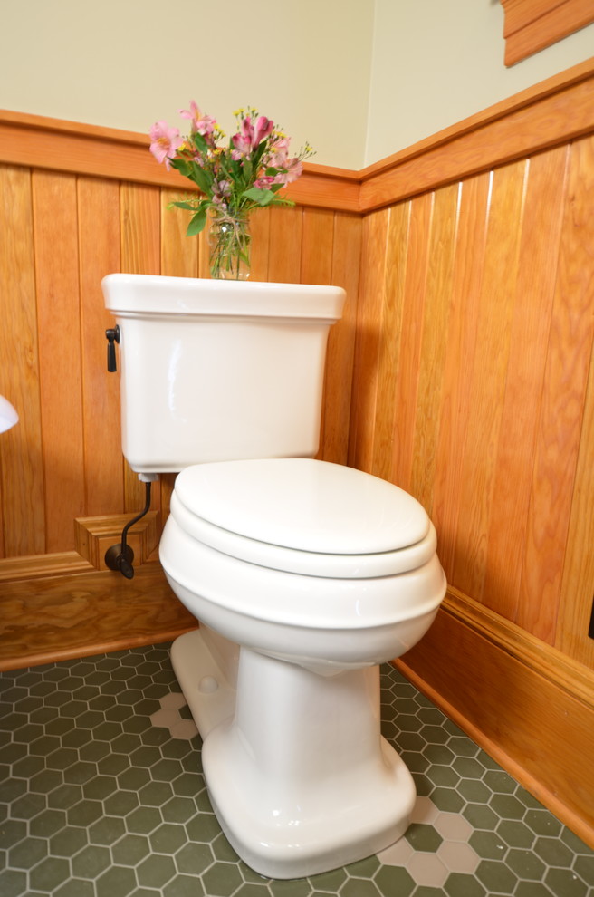 Idée de décoration pour un petit WC et toilettes champêtre en bois brun avec un lavabo de ferme, WC séparés, un mur beige et un sol en bois brun.