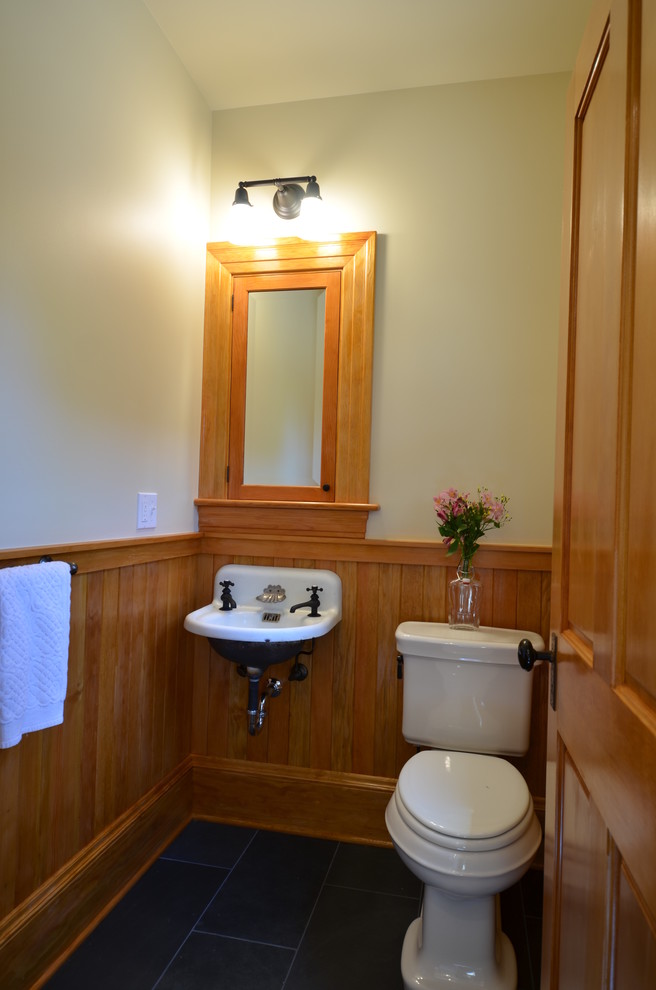 Idee per una piccola stanza da bagno con doccia country con lavabo sospeso, WC a due pezzi, pareti beige e pavimento in gres porcellanato