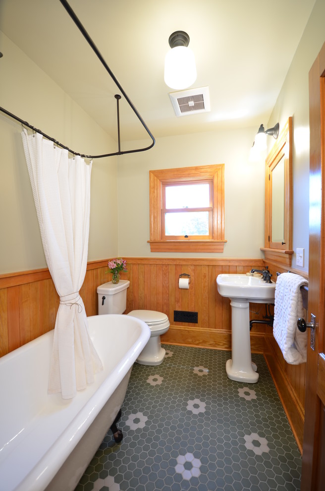Идея дизайна: маленькая ванная комната в стиле кантри с фасадами цвета дерева среднего тона, ванной на ножках, раздельным унитазом, бежевыми стенами, полом из керамической плитки и раковиной с пьедесталом для на участке и в саду
