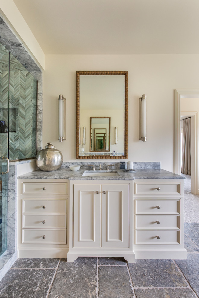 Idéer för stora vintage grått en-suite badrum, med luckor med profilerade fronter, vita skåp, en dusch i en alkov, vita väggar, ett undermonterad handfat, dusch med gångjärnsdörr och bänkskiva i kvartsit