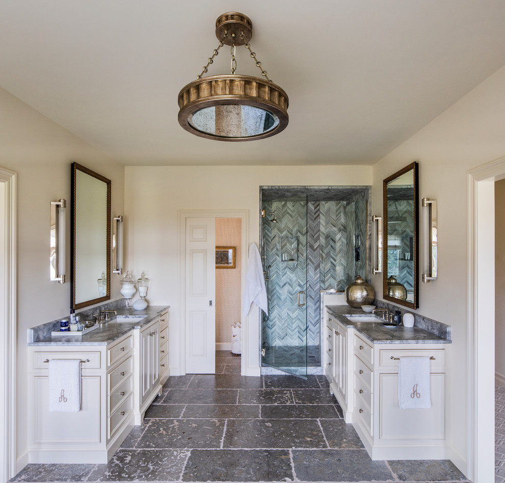 Exempel på ett stort klassiskt grå grått en-suite badrum, med vita skåp, en dusch i en alkov, vita väggar, ett undermonterad handfat, dusch med gångjärnsdörr, flerfärgad kakel, grått golv, bänkskiva i kvartsit och luckor med infälld panel