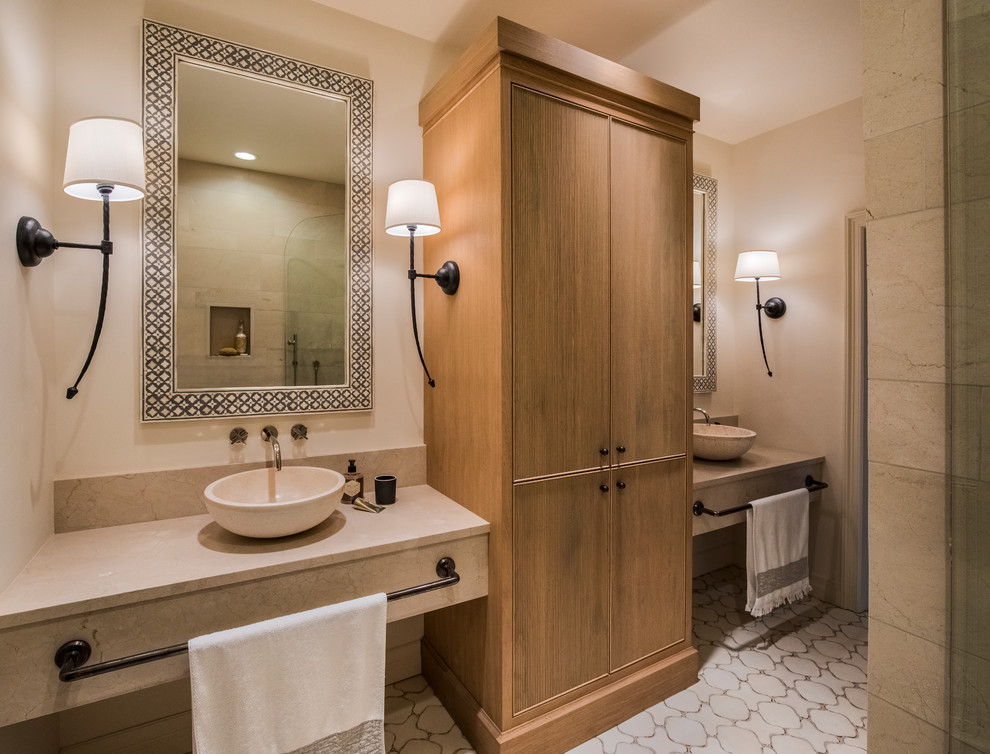 Foto de cuarto de baño tradicional de tamaño medio con armarios con rebordes decorativos, puertas de armario de madera oscura, paredes blancas, lavabo sobreencimera, encimeras grises y encimera de mármol