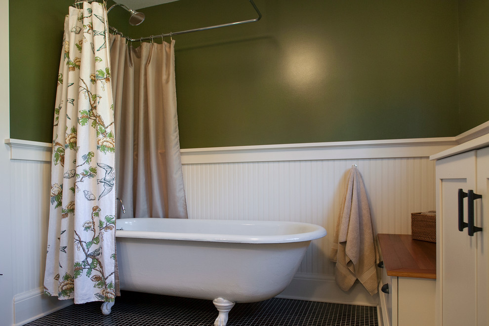 Inspiration pour une salle de bain craftsman de taille moyenne pour enfant avec un placard à porte shaker, des portes de placard blanches, un plan de toilette en bois, une baignoire sur pieds, un combiné douche/baignoire, un mur vert et un sol en carrelage de terre cuite.