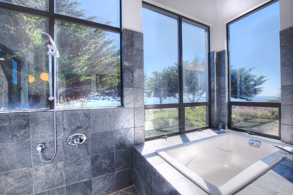 Großes Modernes Badezimmer En Suite mit Unterbauwaschbecken, offener Dusche, grauen Fliesen, Steinfliesen, weißer Wandfarbe, Schieferboden und Einbaubadewanne in San Francisco