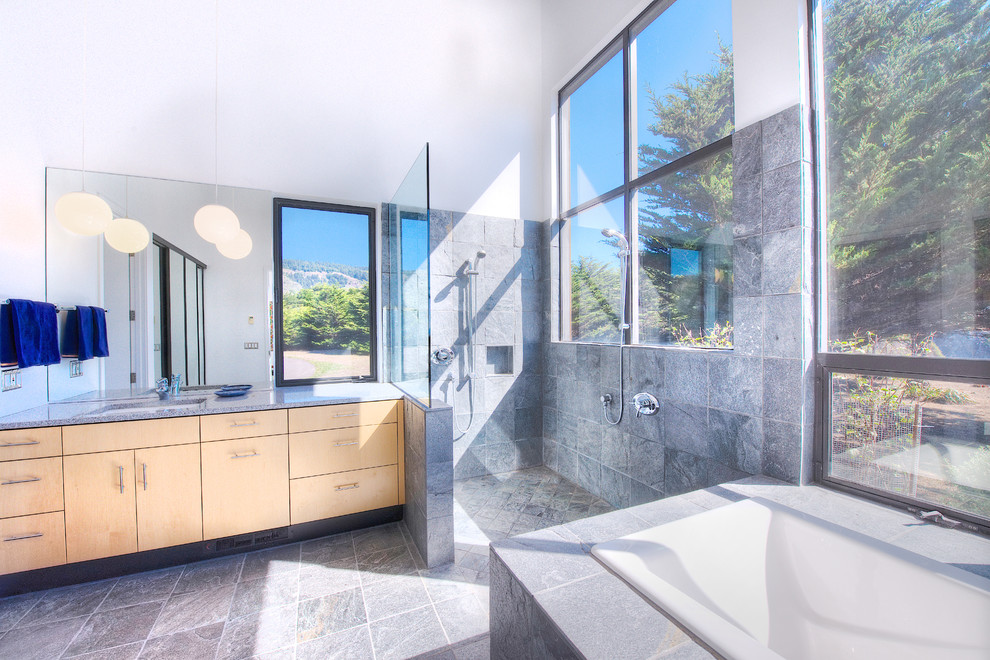 Exemple d'une grande salle de bain principale tendance en bois clair avec un placard à porte plane, un plan de toilette en quartz modifié, un bain japonais, une douche ouverte, un carrelage gris, un carrelage de pierre, un mur blanc, un sol en ardoise et un lavabo posé.