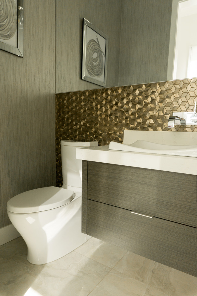 Пример оригинального дизайна: ванная комната среднего размера в современном стиле с плоскими фасадами, коричневыми фасадами, унитазом-моноблоком, белой плиткой, коричневыми стенами, душевой кабиной и накладной раковиной