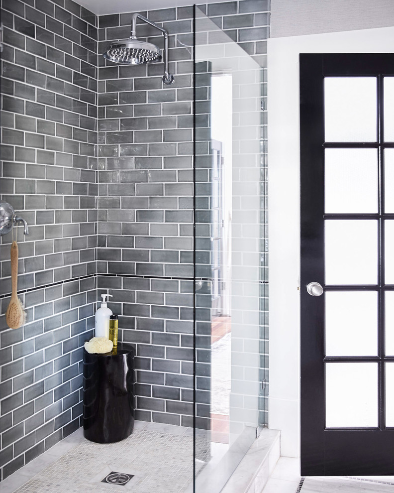 Exempel på ett mellanstort modernt badrum, med en hörndusch, grå kakel, keramikplattor och dusch med gångjärnsdörr