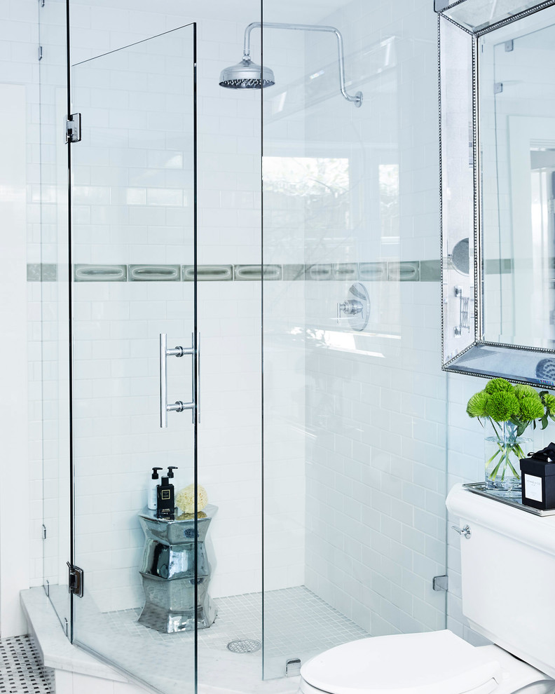 Cette image montre une salle de bain traditionnelle de taille moyenne avec une douche d'angle, un carrelage blanc, des carreaux de céramique, un sol en marbre, un sol blanc et une cabine de douche à porte battante.