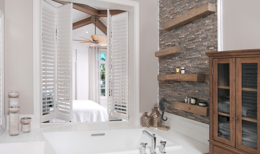 Mittelgroßes Klassisches Badezimmer En Suite mit profilierten Schrankfronten, weißen Schränken, Granit-Waschbecken/Waschtisch, Einbaubadewanne, weißen Fliesen und weißer Wandfarbe in Tampa
