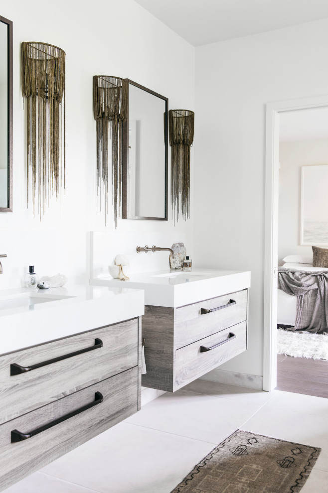 Источник вдохновения для домашнего уюта: ванная комната в современном стиле с плоскими фасадами, серыми фасадами, белыми стенами, врезной раковиной, серым полом и белой столешницей