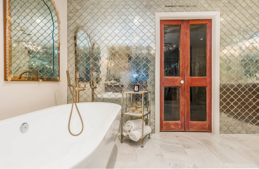 На фото: большая главная ванная комната в современном стиле с фасадами островного типа, темными деревянными фасадами, отдельно стоящей ванной, угловым душем, серой плиткой, разноцветной плиткой, керамогранитной плиткой, бежевыми стенами, полом из керамической плитки, настольной раковиной, мраморной столешницей, бежевым полом, душем с распашными дверями и белой столешницей с