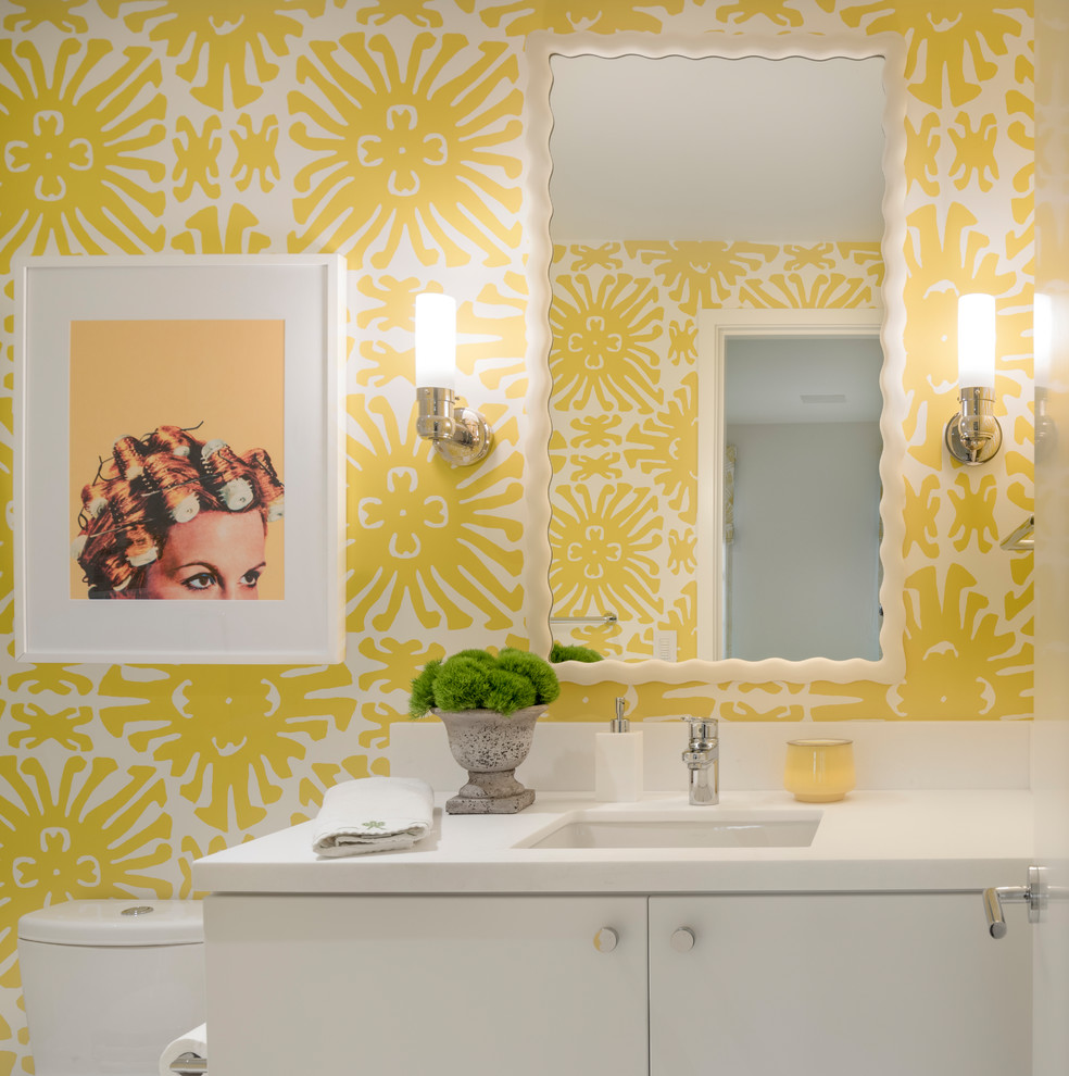 Пример оригинального дизайна: главная ванная комната среднего размера в современном стиле с плоскими фасадами, белыми фасадами, унитазом-моноблоком, врезной раковиной и желтыми стенами