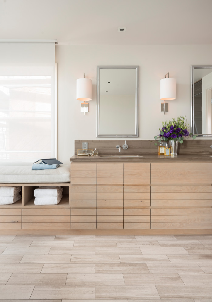 На фото: большая главная ванная комната в современном стиле с плоскими фасадами, светлыми деревянными фасадами, белой плиткой, белыми стенами, врезной раковиной и бежевым полом