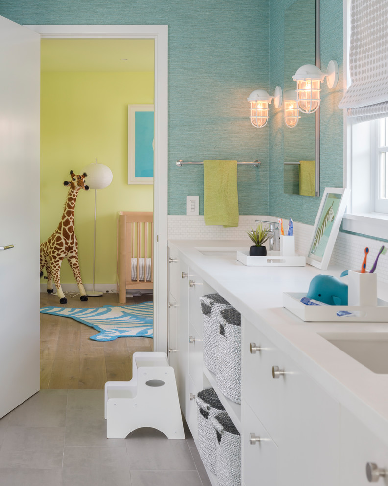 Foto di una grande stanza da bagno per bambini minimal con ante lisce, ante bianche, piastrelle bianche, pareti blu, lavabo a colonna e pavimento beige