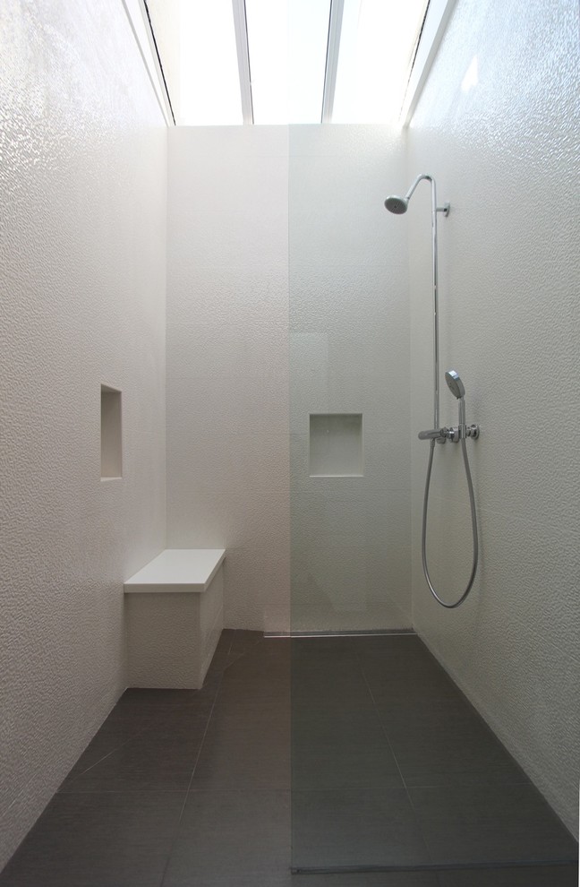 Immagine di una stanza da bagno padronale minimalista di medie dimensioni con doccia aperta, piastrelle bianche, piastrelle in ceramica, pareti bianche e pavimento con piastrelle in ceramica