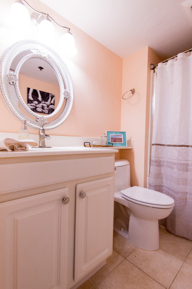 Bild på ett mellanstort maritimt vit vitt badrum med dusch, med luckor med upphöjd panel, vita skåp, en toalettstol med hel cisternkåpa, ett undermonterad handfat, granitbänkskiva och dusch med duschdraperi