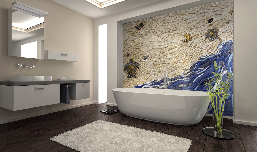 Imagen de cuarto de baño principal marinero grande con jacuzzi, baldosas y/o azulejos azules, baldosas y/o azulejos en mosaico, paredes beige y suelo con mosaicos de baldosas