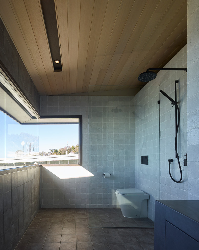 Пример оригинального дизайна: ванная комната в современном стиле с черными фасадами, душевой комнатой, унитазом-моноблоком, бежевой плиткой, бежевыми стенами, душевой кабиной, коричневым полом, открытым душем и черной столешницей