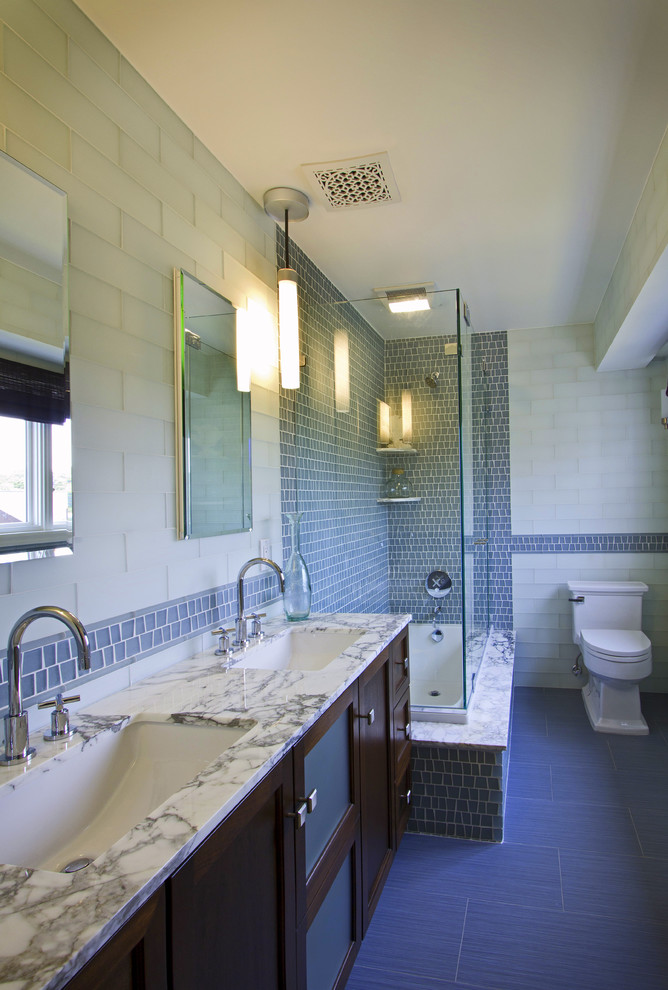 Idéer för att renovera ett funkis badrum, med marmorbänkskiva och blått golv