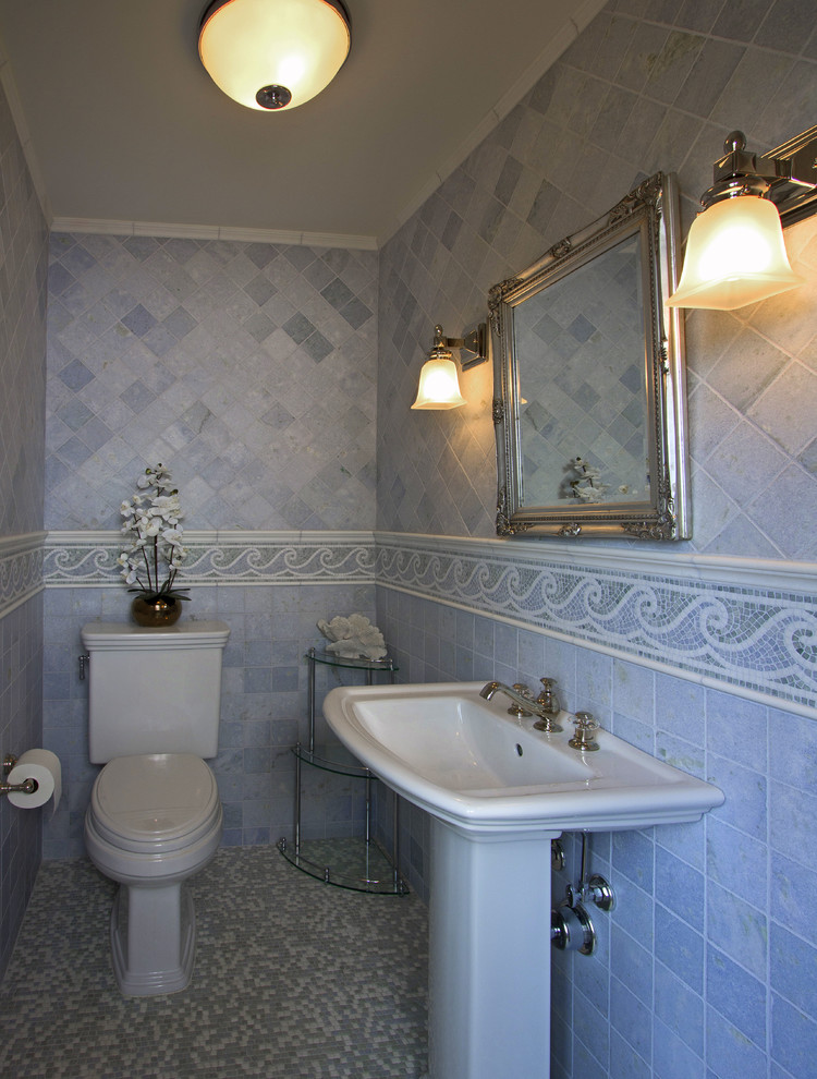 Свежая идея для дизайна: ванная комната в классическом стиле с раковиной с пьедесталом, раздельным унитазом и синей плиткой - отличное фото интерьера