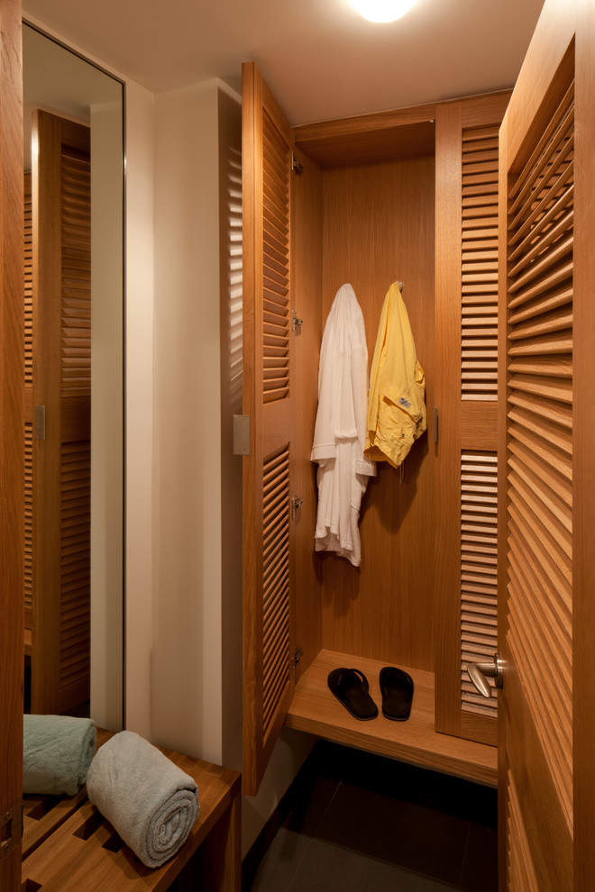 На фото: большая главная ванная комната в современном стиле с фасадами с филенкой типа жалюзи, фасадами цвета дерева среднего тона и белыми стенами
