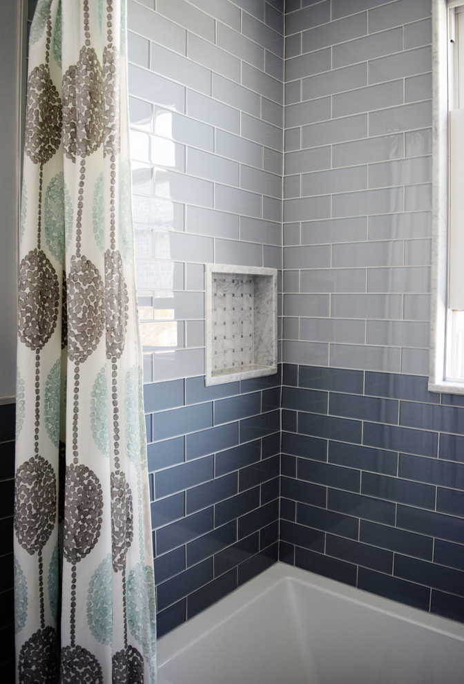 Idéer för badrum med dusch, med blå kakel, glaskakel, dusch med duschdraperi, en toalettstol med separat cisternkåpa och blå väggar